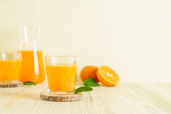 Färskpressad apelsinjuice på trä bakgrund — Stockfoto