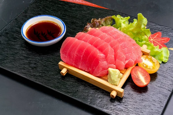 Sashimi cru au thon frais avec sauce soja — Photo