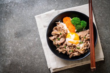 Donburi, domuz eti Pilav kasesi onsen yumurta ve sebze ile