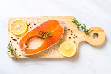 taze çiğ somon fileto biftek