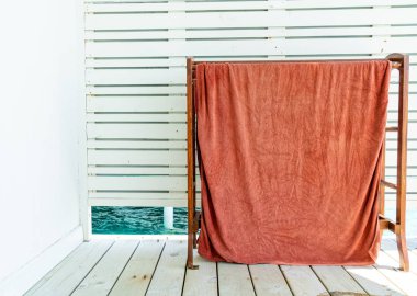 beyaz duvar ile asılı havlu 