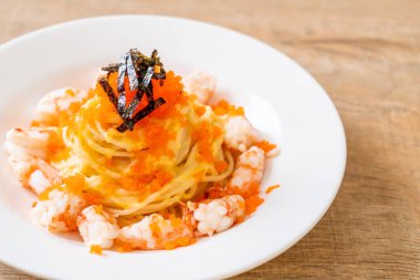 karidesler ve karides yumurtası ile spagetti kremsi