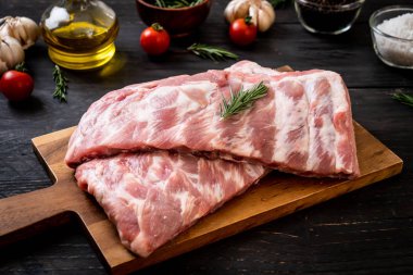 Taze çiğ domuz kaburgası. 