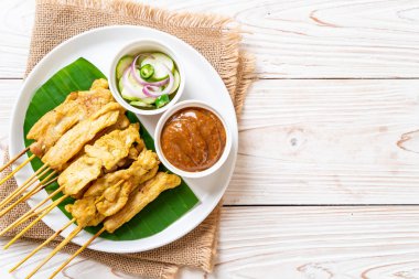 Domuz Satay-ızgara domuz fıstığı sosu veya tatlı ile servis ve 