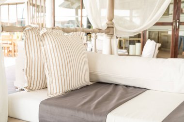 veranda sandalyesinde rahat yastık