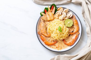 Baharatlı karides spagetti makarna (Tom Yum Goong)