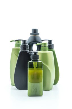 Beyaz arka plan üzerinde şampuan veya saç kremi şişe