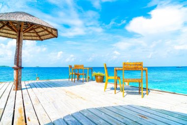 ahşap masa ve koltuk Maldivler deniz manzarası arka plan ile