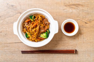 domuz ve sebze ile kızarmış erişte