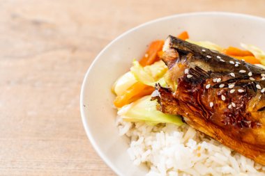 saba balık tepesinde ekmek kapısı üzerinde teriyaki soslu ızgara