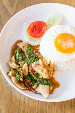 Fesleğen kızarmış tavuk ve pilav ile kızarmış yumurta