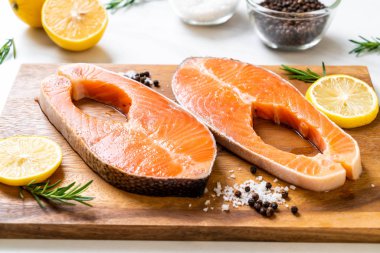 taze çiğ somon fileto biftek