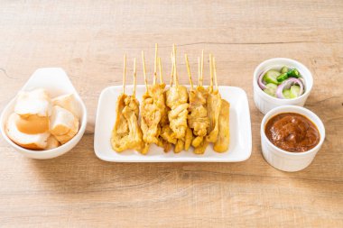 Domuz Satay-ızgara domuz fıstığı sosu veya tatlı ile servis ve 