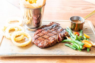 sebze ve patates kızartması ile Orta nadir Sığır biftek