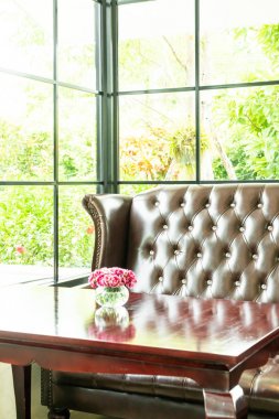 cafe restoranda masa ve kanepe