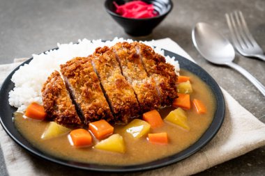 Çıtır çıtır kızarmış domuz pirzola köri ve pilav ile 