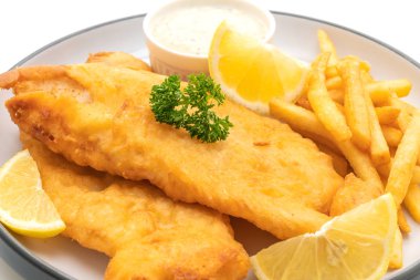 Kızartmalı balık ve patates kızartması.