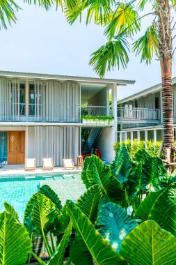 yüzme havuzu etrafında yatak havuzu