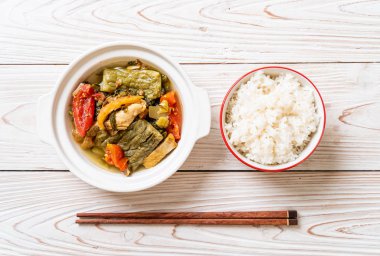 Acı kabak ve domuz eti ile korunmuş hardal yeşil çorba 