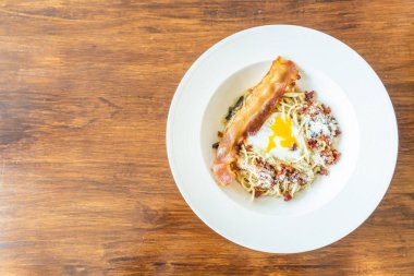 pastırma ve yumurta ile carbonara spagetti