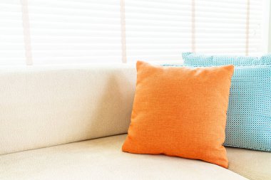 Oturma odasında kanepe ve sandalye dekorasyon üzerinde yastık 