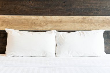 Beyaz rahat yastıklar 