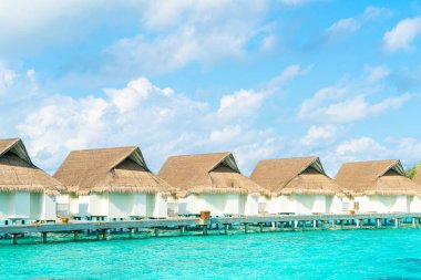 plaj ve deniz ile tropikal Maldivler tatil otel ve ada