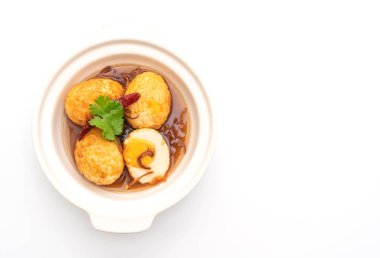 Haşlanmış yumurta demirhindi soslu kızarmış