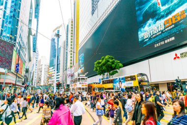 Hong Kong - 21 Şubat 2019: İnsanlar arasında Hennessy Road, Ca