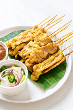 Domuz Satay-ızgara domuz fıstığı sosu veya tatlı ile servis ve 