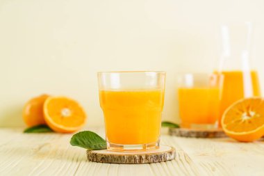 Ahşap arka plan üzerinde taze portakal suyu
