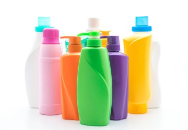 Beyaz arka plan üzerinde şampuan veya saç kremi şişe