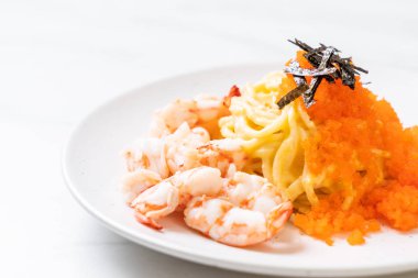 karidesler ve karides yumurtası ile spagetti kremsi