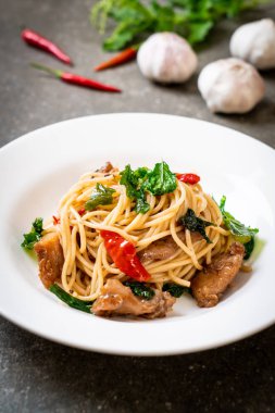 tavuk ve fesleğen ile karıştırın-kızarmış spagetti