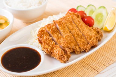 Japon derin kızarmış domuz pirzola (tonkatsu kümesi)