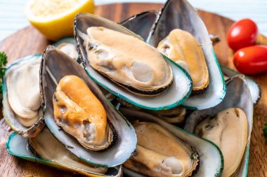 Ahşap tahta üzerinde taze midye