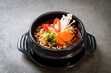 siyah kase Kore anlık erişte