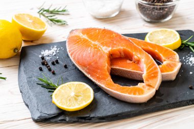 taze çiğ somon fileto biftek