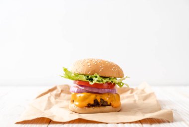 taze lezzetli biftek burger peynir ve patates kızartması