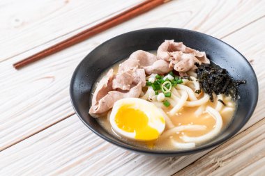 Udon ramen noodle ile domuz çorbası 