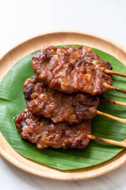 saptırılmış süt domuz beyaz yapışkan pirinç ile ızgara