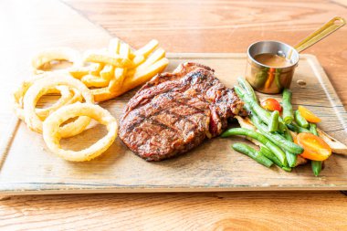 sebze ve patates kızartması ile Orta nadir Sığır biftek