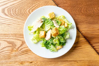 Tavuklu Sezar salatası