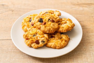 Mısır gevreği üzüm ve badem ile kurabiye