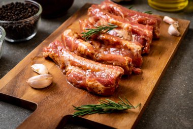 Taze Çiğ domuz kaburga malzemelerle kavurma için hazır