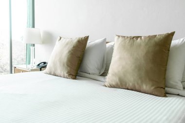 Yatak odasının iç tarafında yastık ve yatak dekorasyonu.