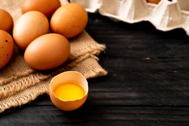 Yumurta ile bir kırık kahverengi ve yumurta sarısı