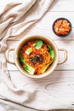 sebze ve kimchi Koreli anlık erişte