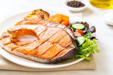 sebze ile ızgara somon biftek fileto