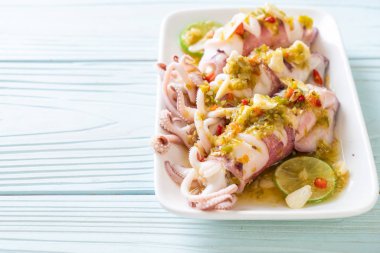 Baharatlı Chili ve limon sosu ile buharda squids